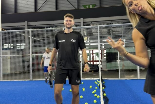 Pyuride-de-padel-avec-coach-entre-amis-activités-sportives-intérieures-Next-Point.
