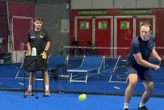 Raquette de padel, entraînement sportif en intérieur, players en action, terrain bleu vibrant, équipement de sport Next Point, ambiance de club de tennis, activité physique ludique, accessoires pour padel, salle de sport moderne, pratique sportive indoor, équipement tennis indoor, passion sport et loisirs, entraînement de padel professionnels, plaisir de jouer en intérieur, activités sportives diversifiées, sport de raquette, tennis de poche, salle de sport high-tech, jeu rapide et dynamique, développement compétences sportives.