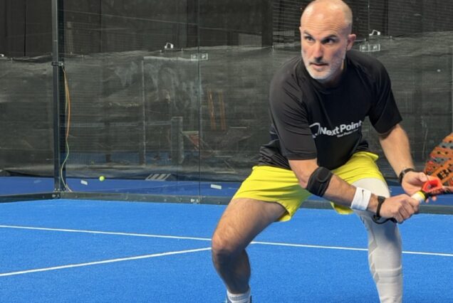 Padel indoor professionnel à Next Point, équipement de haute qualité, pour une pratique sans limite, coaching personnalisé, et événements sportifs.