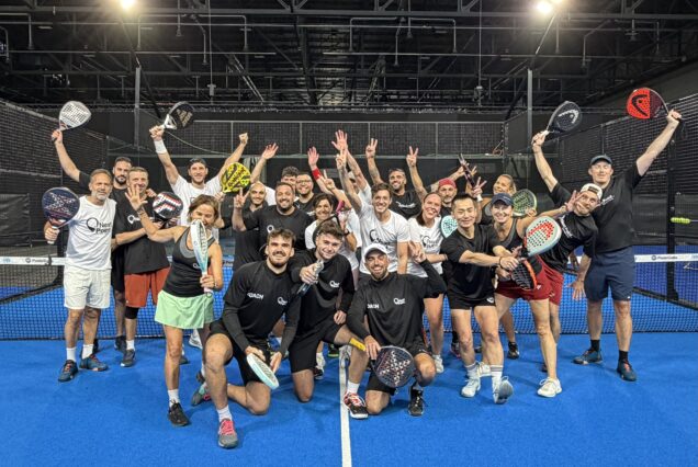 Compétiteurs de padel célébrant leur victoire sur un terrain indoor, équipe dynamique et unie dans l'univers du padel.