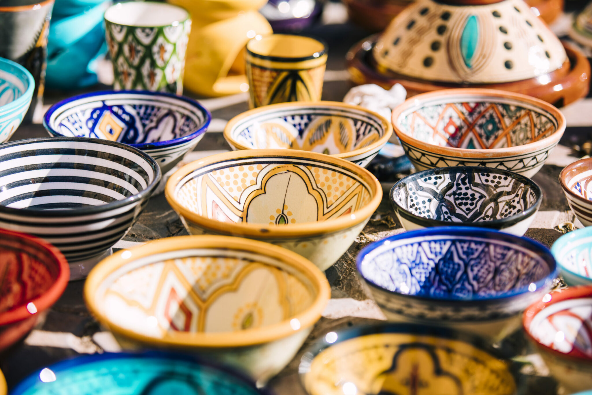 assiettes-sur-le-marche-au-maroc