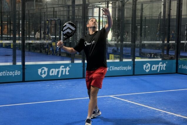 Balle de padel, joueur en action, terrain de padel indoor avec publicité arfit, pratique sportive de padel professionnel, pratique du padel chez Next Point.