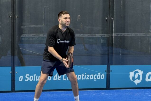 Pratique du padel en salle avec équipement Next Point pour amateurs et professionnels, ambiance conviviale, entraînements et compétitions dans une école de padel innovante.